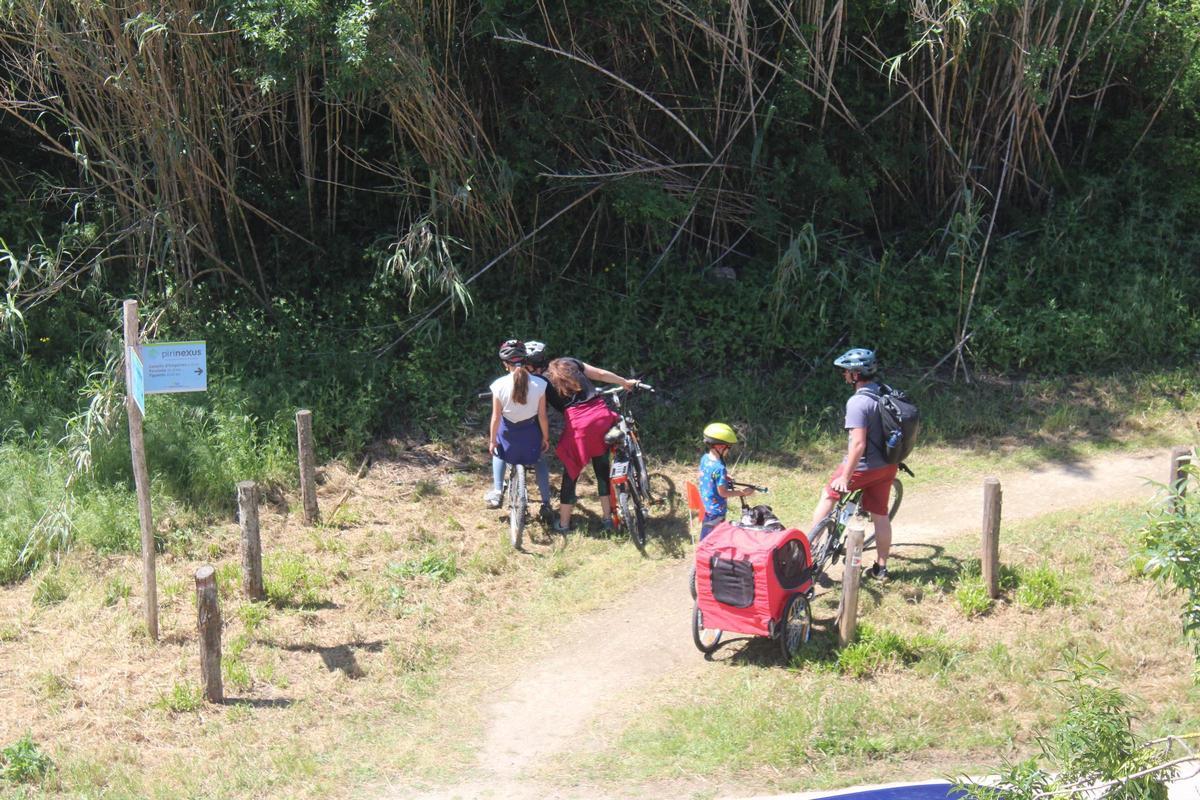 Ciclistes en la connexió de la Muga cap als Aiguamolls