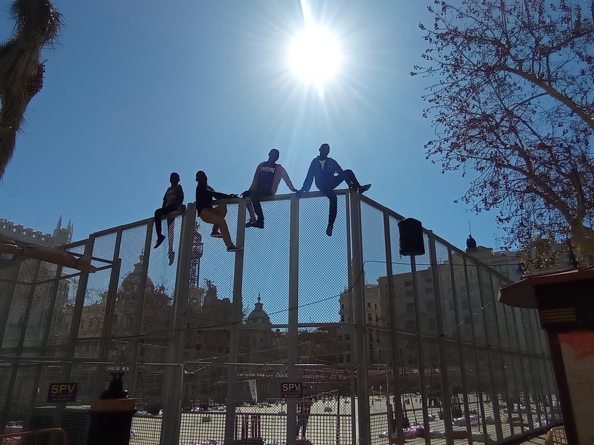 Los &quot;migrantes&quot; de espaldas a la mascletà de la pirotecnia Vulcano