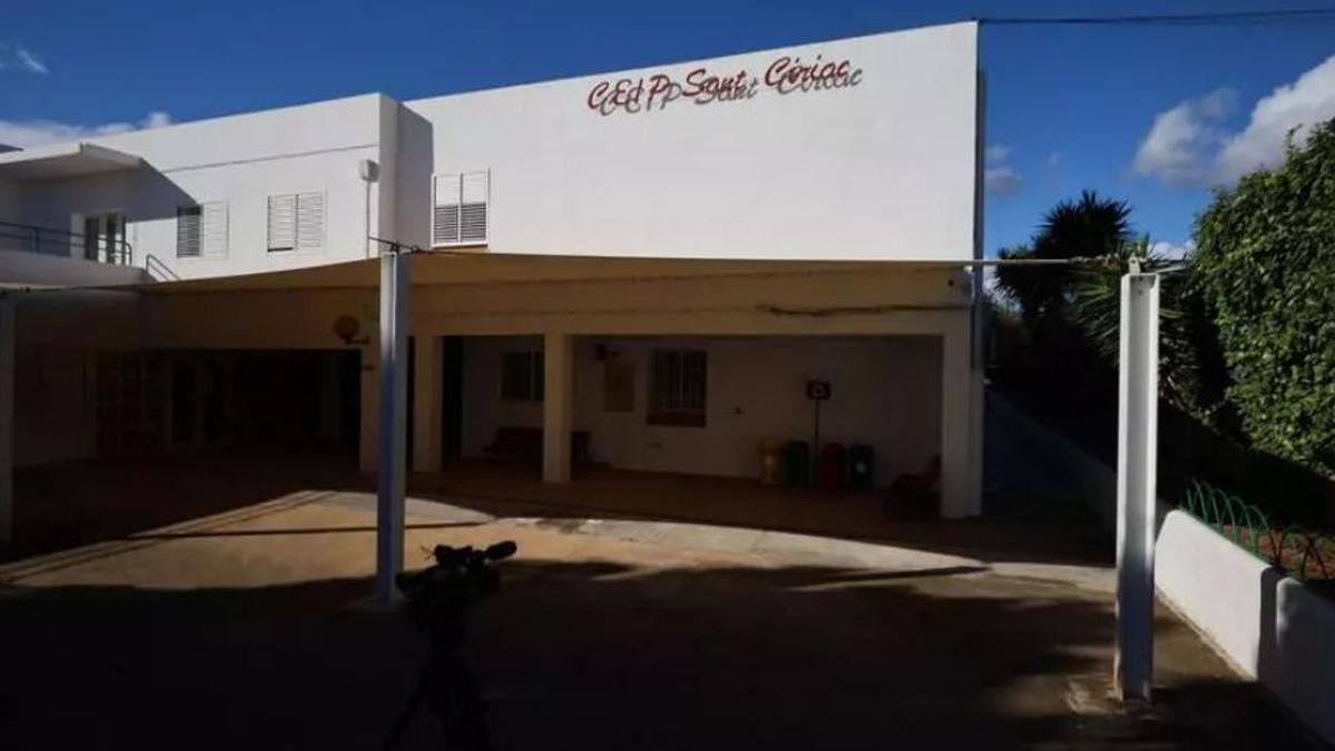 Entrada principal del colegio Sant Ciriac. | TONI ESCOBAR