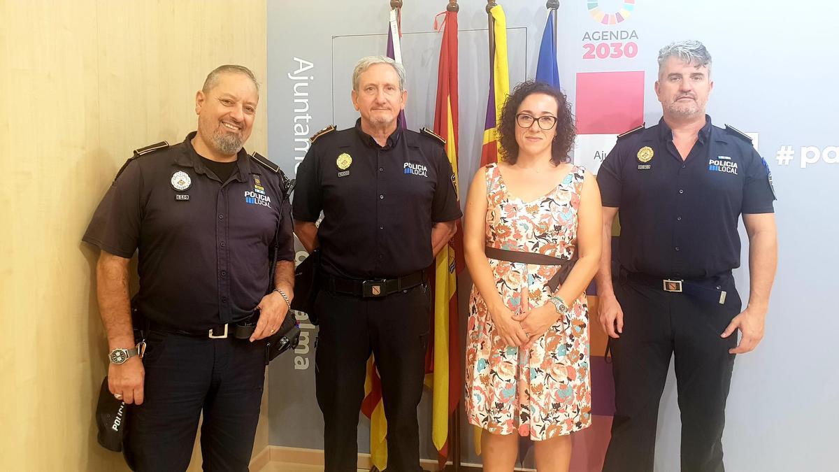 Joana Maria Adrover, con el jefe de la Policía José Luís Carque y los responsables de la Policía de Barrio y un policía tutor.