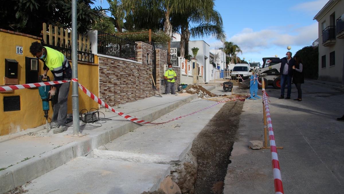 El concejal de Obras, Juan Manuel Aragón, supervisa los trabajos.