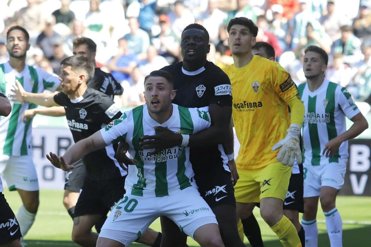 Antonio Casas se prepara para rematar un balón aéreo en la cita ante el Elche.