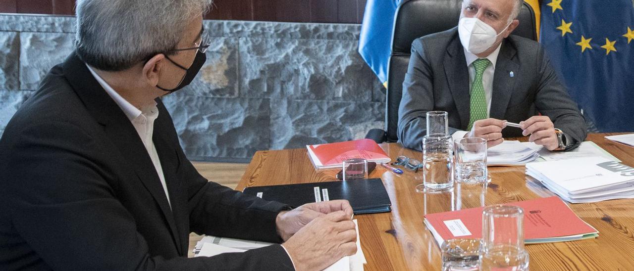 El vicepresidente Román Rodríguez y el presidente del Gobierno, Ángel Víctor Torres, en el Consejo de Gobierno de ayer. | | LP/DLP