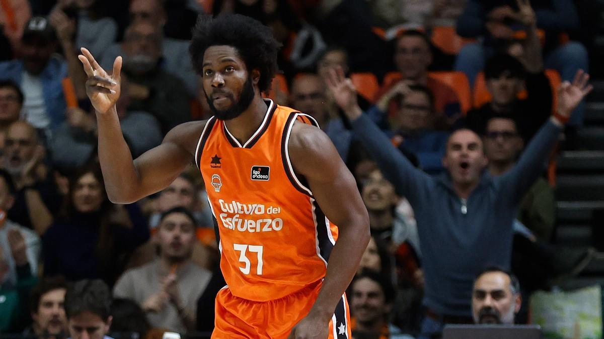 Semi Ojeleye, in a match with Valencia Basket