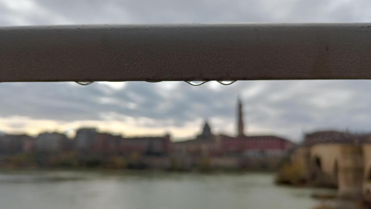 Gotas de lluvia en el Balcón de San Lázaro de Zaragoza