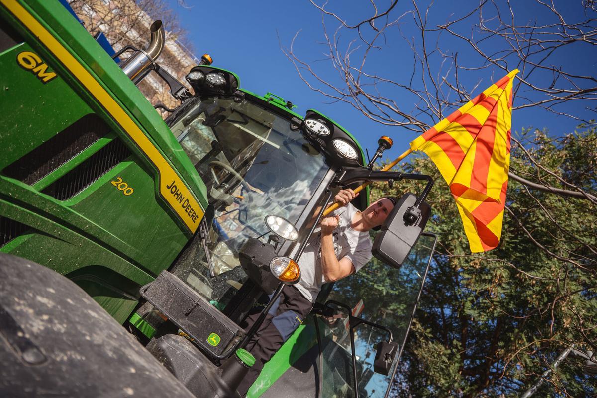 Diversos centenars d'agricultors es concentren amb un centenar de tractors i vehicles particulars enfront del Departament d'Agricultura de la Generalitat, a la Gran Via de les Corts Catalans, en defensa del sector agrari