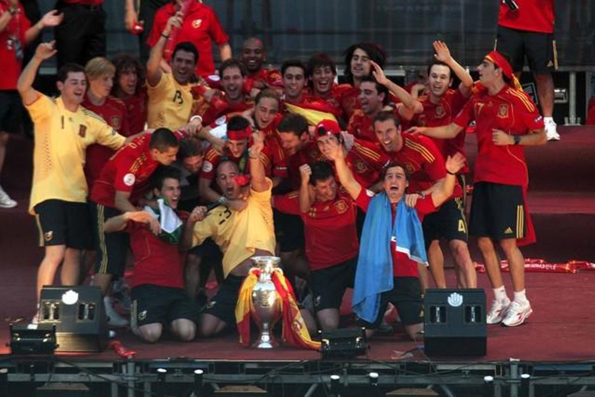 Els jugadors celebren eufòrics el seu èxit a l’Eurocopa a la plaça de Colón de Madrid.