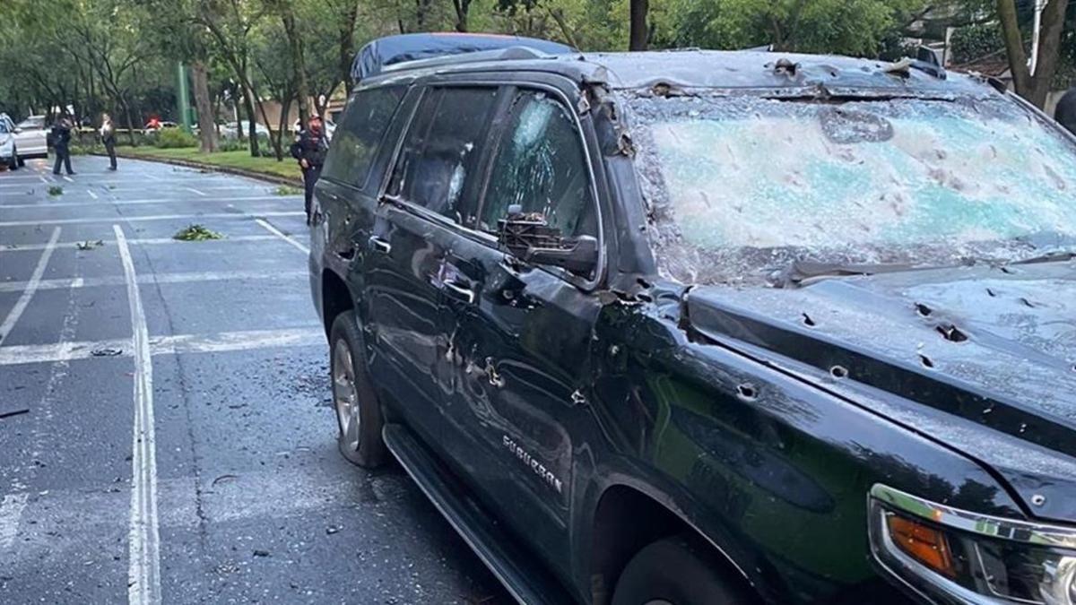 Estado del coche del jefe de seguridad de México DF tras el atentado sufrido.