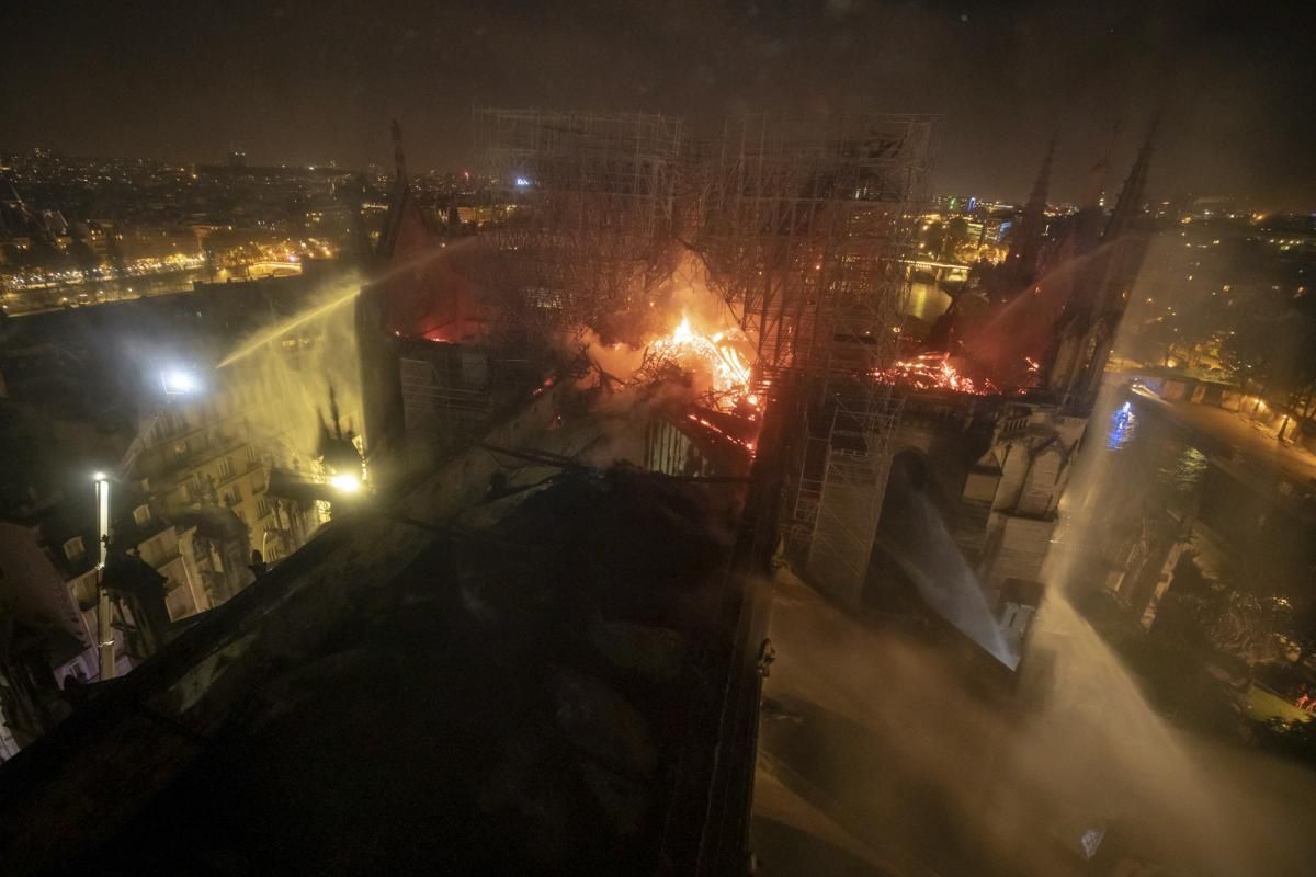 Las llamas destruyen Notre Dame