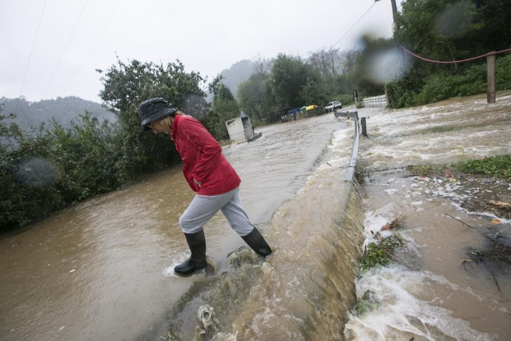 Temporal en Asturias: Las intensas lluvias dejan ríos desbordados y carreteras cortadas en el Oriente