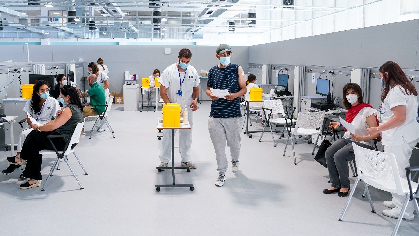 Enfermeros y pacientes vacunándose en las instalaciones del Hospital público de emergencias Enfermera Isabel Zendal de Madrid, el pasado 28 de junio