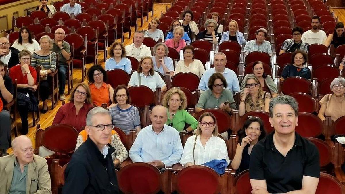 Un momento de la visita al teatro Palacio Valdés.