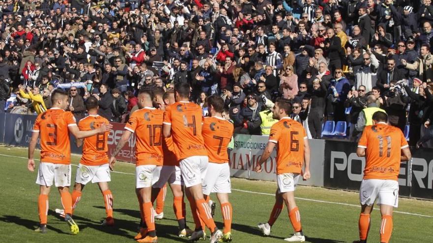 Jugadores y afición en el bpartido ante el UCAM Murcia.