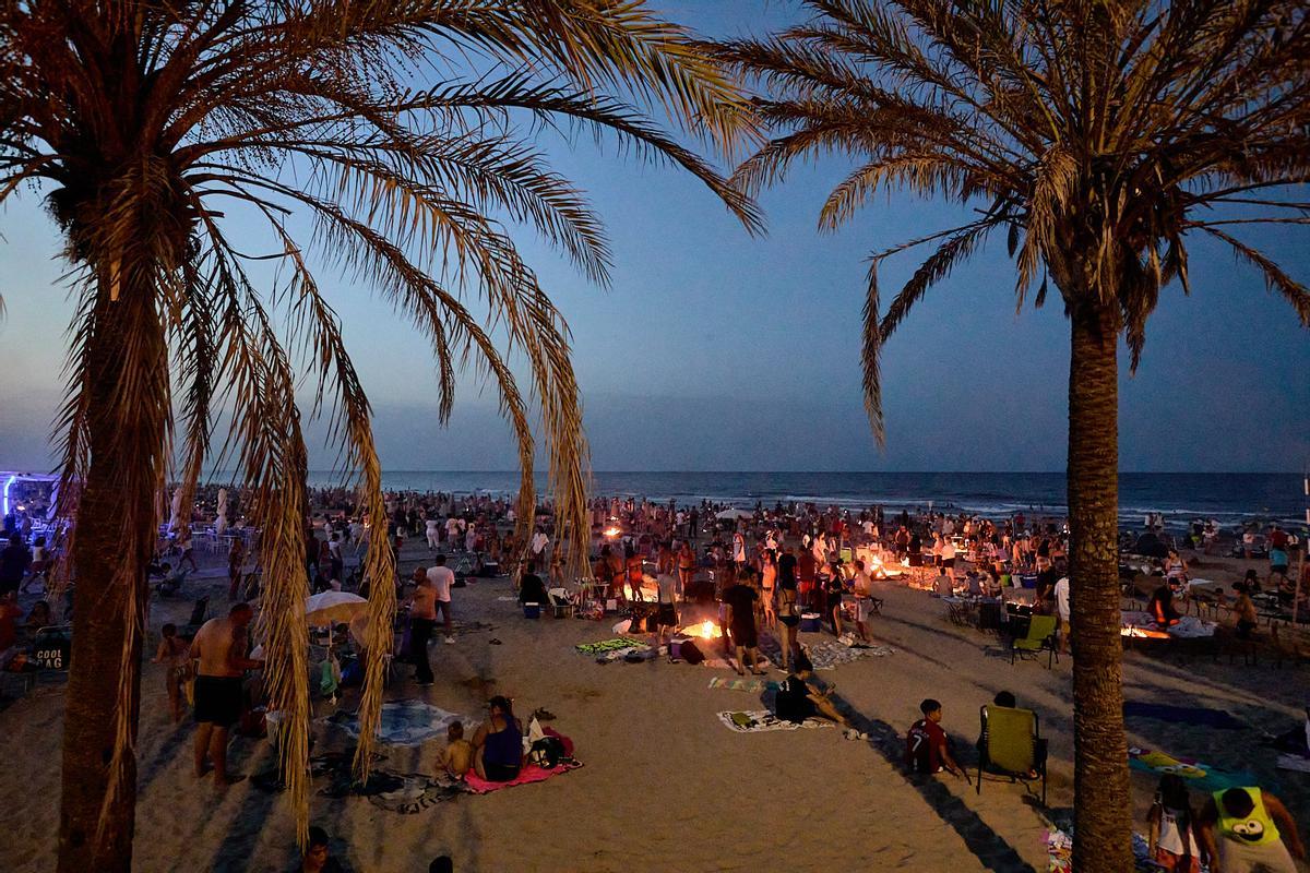 La afluencia de la playa de Gandia durante la fstividad de Sant Joan