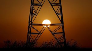 Una torre de electricidad con el sol de fondo. / JOSÉ LUIS ROCA