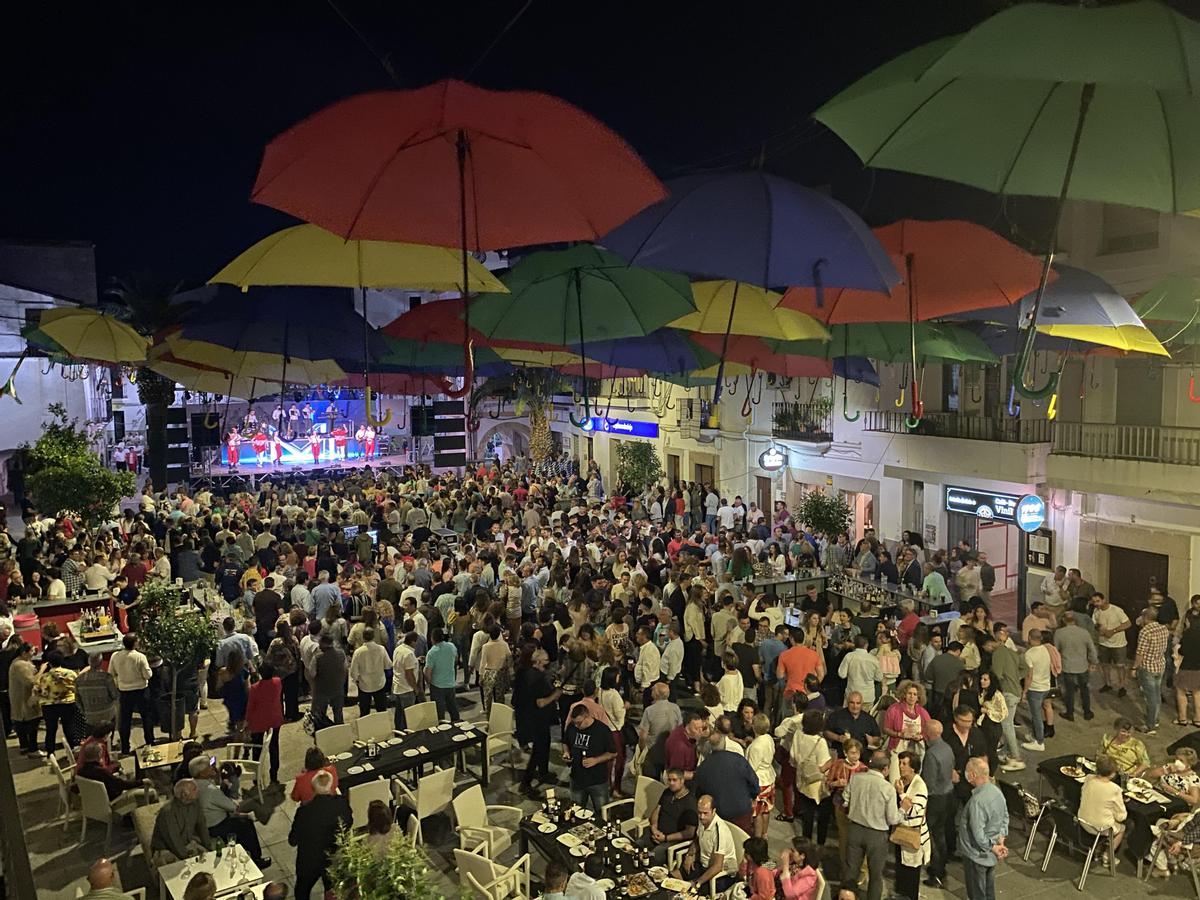 Verbenas y conciertos bajo los mil paraguas de colores que cubren la plaza Mayor en estas fiestas.