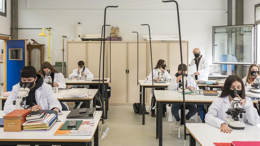 Alumnos de un colegio de Valencia 'adoptan' a celebres investigadores españoles y reciben sus felicitaciones