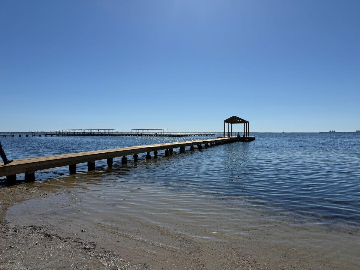 El balneario, con pérgola, silla de baño adaptada, escalera al agua y bancos, estará a disposición del público en los próximos días