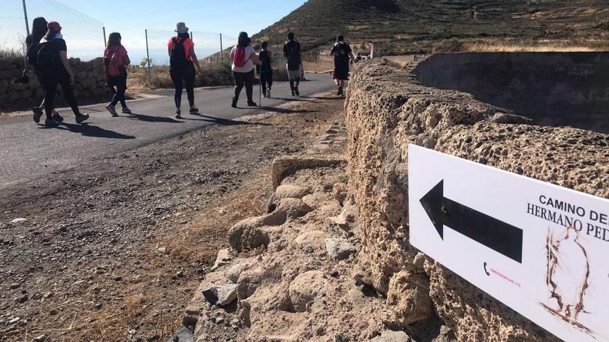 Senderistas por el Camino del Hermano Pedro, este sábado.