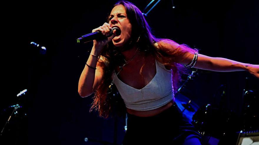 A cantante Adhara, de Adhara&Ritman, nun concerto. | // LA OPINIÓN