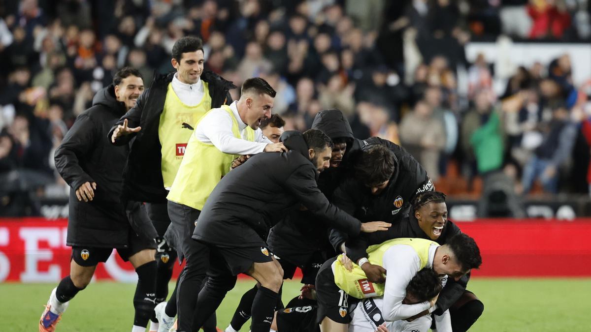 VALENCIA, 08/03/2026.- Los jugadores del Valencia celebran el gol de Diego López, tercer gol del equipo ché, durante el partido de la jornada 27 de LaLiga entre el Valencia CF y el Deportivo Alavés, este domingo en el estadio de Mestalla. EFE/ Ana Escobar
