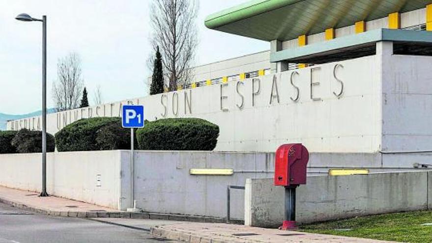 La niña permanece ingresada en la UCI del hospital mallorquín Son Espases.