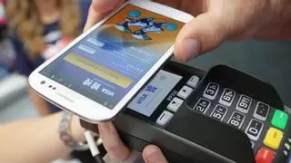 Más de la mitad de los jóvenes valencianos pagan sus compras con el móvil