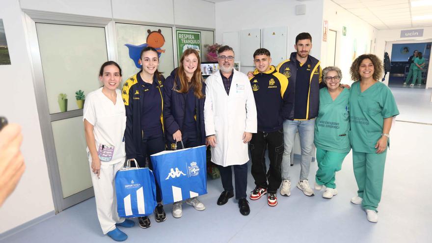 Los jugadores del Dépor visitan a los niños del Hospital Materno Infantil de A Coruña