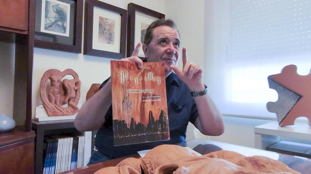 Soler muestra el libro de Segrelles que publicó con el IEVA, con prólogo de John Howe.