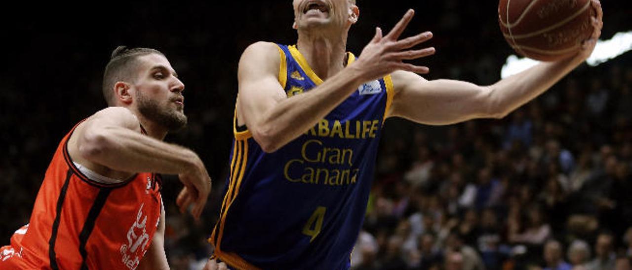 Albert Oliver lanza a canasta ante Antoine Diot, del Valencia Basket, en el choque del pasado sábado.