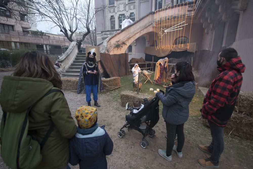 Famílies desfilen il·lusionades pel Parc de Reis de Manresa