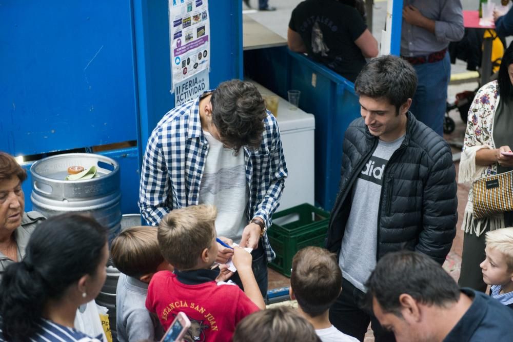 Jugadores del Real Oviedo visitan el chiringuito de la APARO en San Mateo