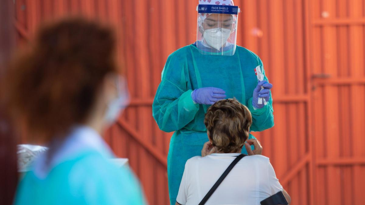 Una sanitaria realiza la PCR a una ciudadana para detectar si tiene el virus.