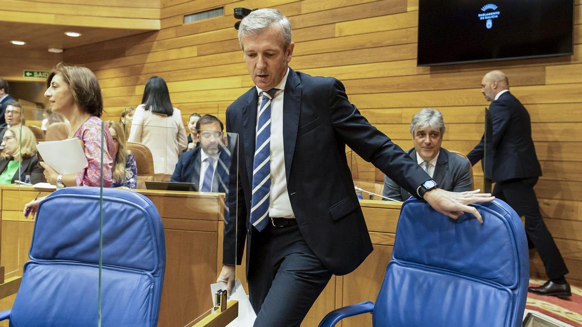 Rueda toma asiento esta mañana en su escaño en el Parlamento gallego
