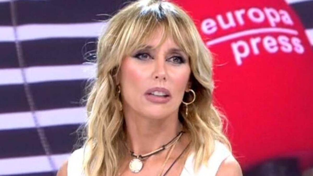 Una colaboradora de ‘Fiesta’ frena en seco los ataques a su físico y desvela la rara enfermedad que padece