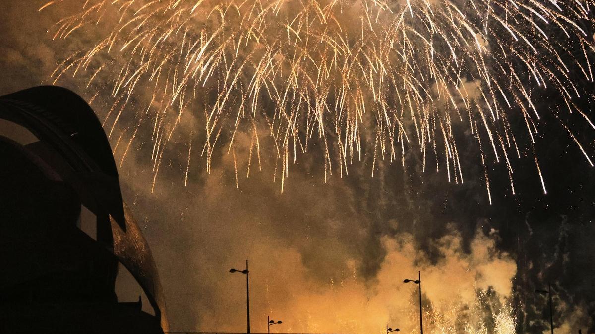 Los castillos de la Nit del Foc se disparan junto a la Ciudad de las Artes.