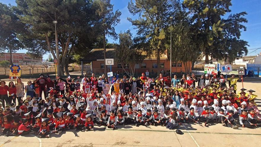 La comunidad educativa del CEIP Aljorra celebró un Carnaval espectacular en el que fomentó la diversidad y el aprendizaje. | L.O.