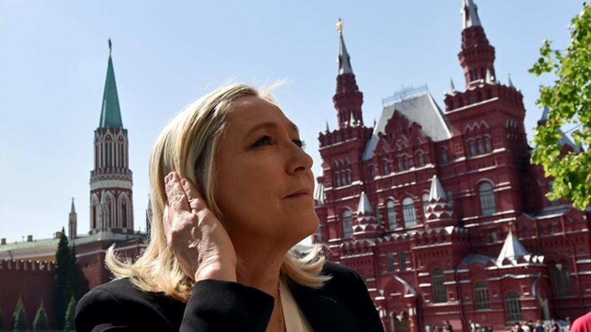 Le Pen visita la Plaza Roja de Moscú, antes de su reunión en la Duma, este martes.