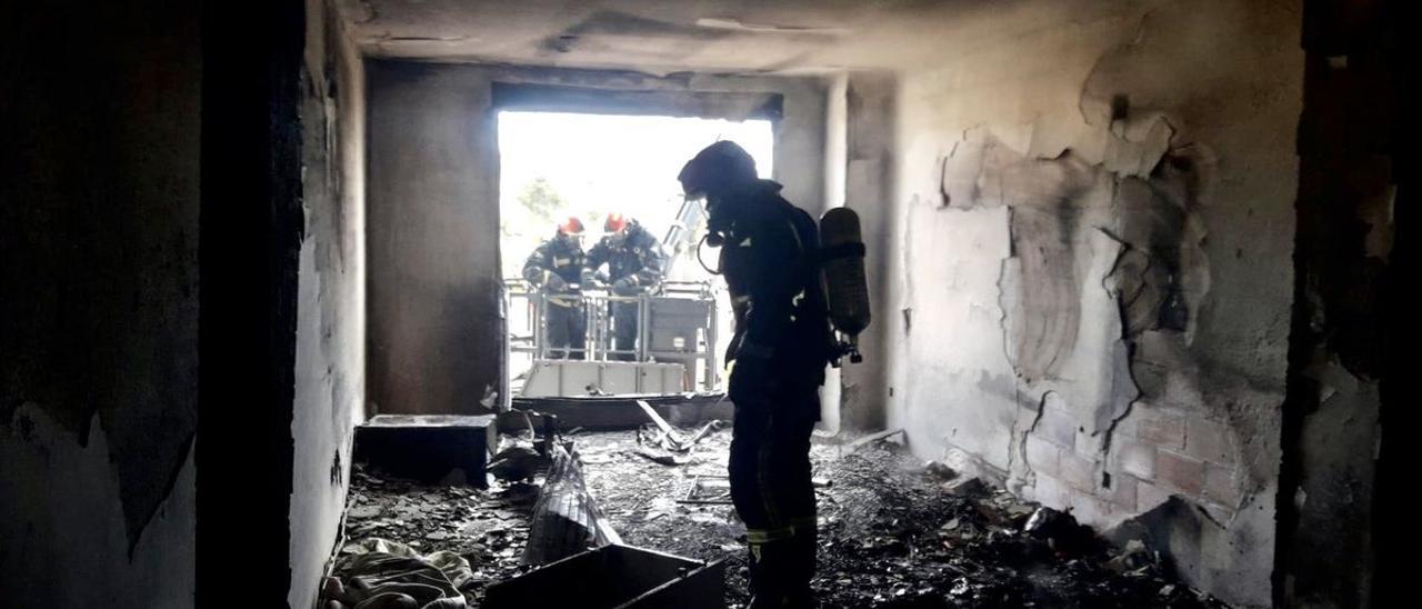 Bomberos de la Diputación de Castellón trabajan en la extinción de un incendio declarado en una vivienda (archivo).