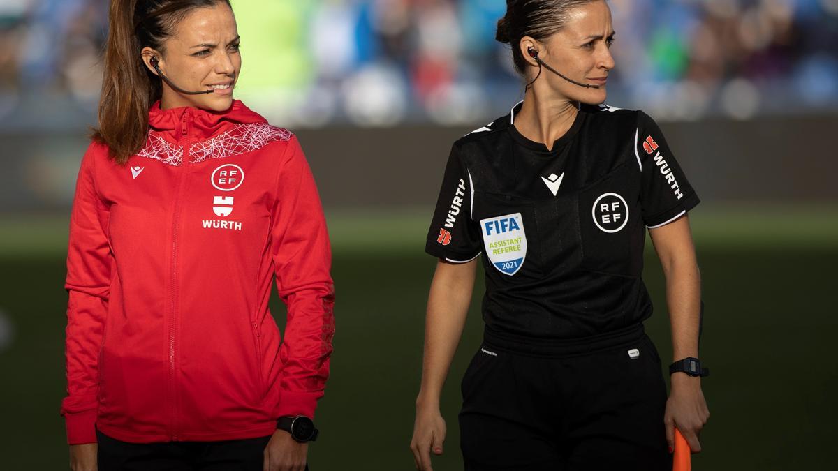 Guadalupe Porras Ayuso, a la derecha, junto a Marta Huerta de Aza, antes de un partido de LaLiga.