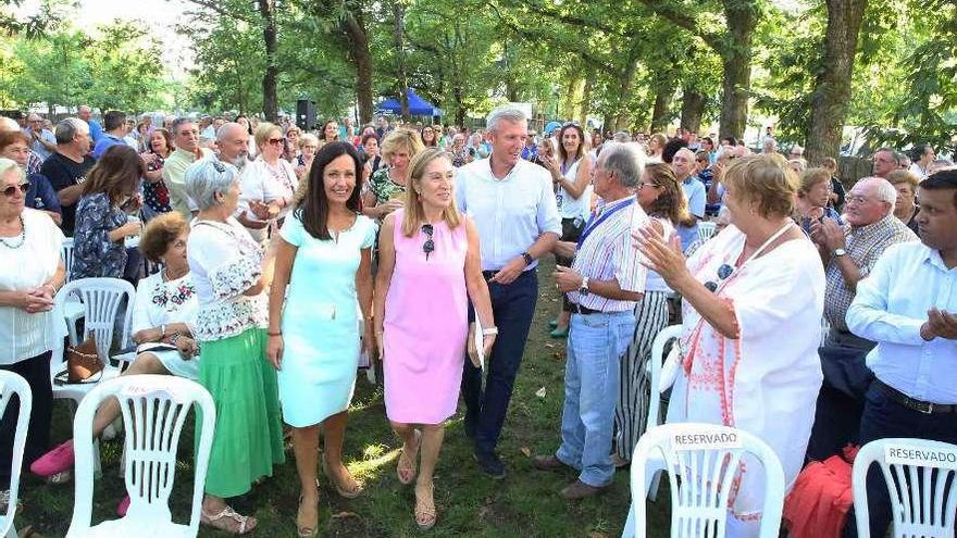 Belén Villar, acompañada por Ana Pastor y Alfonso Rueda, ayer, en el acto del PP de Ponteareas. // A. Hernández