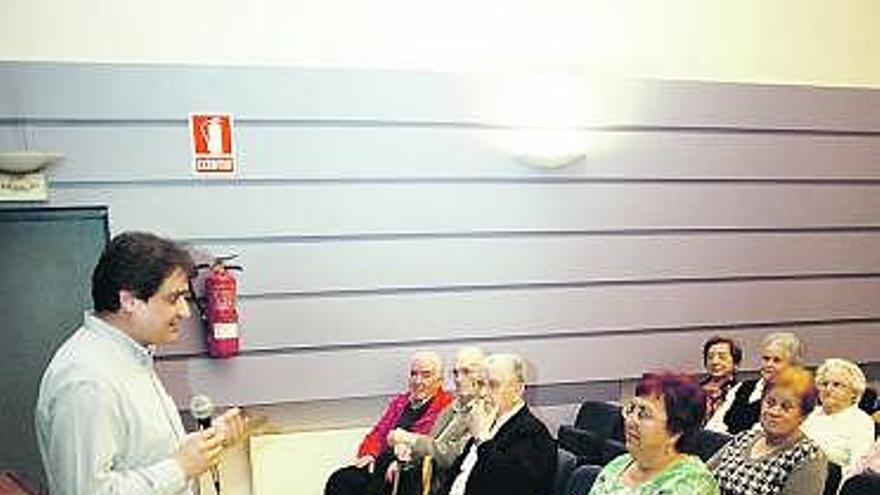 Alejandro Suárez ante Alicia González, ayer, en la biblioteca de La Luz.