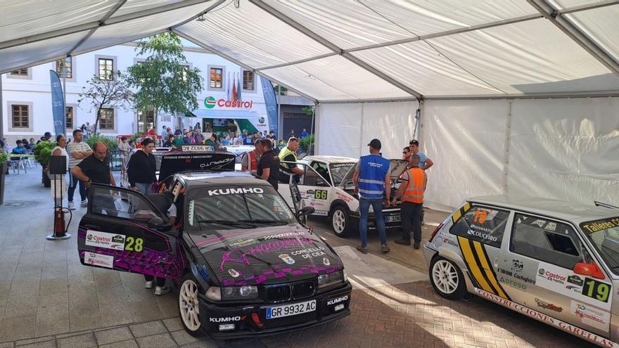 Un instante de las verificaciones técnicas, ayer, del Rallysprint de Silleda. | Alfonso Santomé