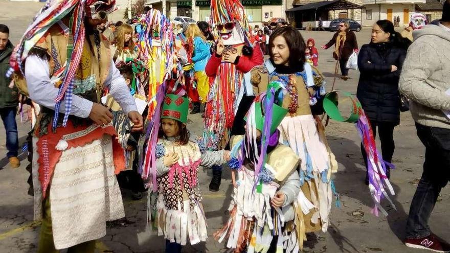 Los escolares de El Puente recrean las mascaradas de la provincia