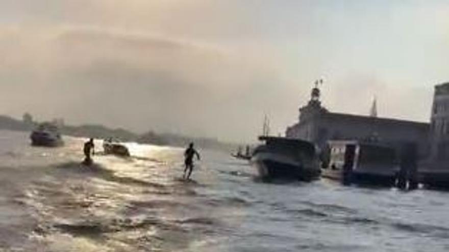 Dos personas practican surf en el Canal de Venecia.
