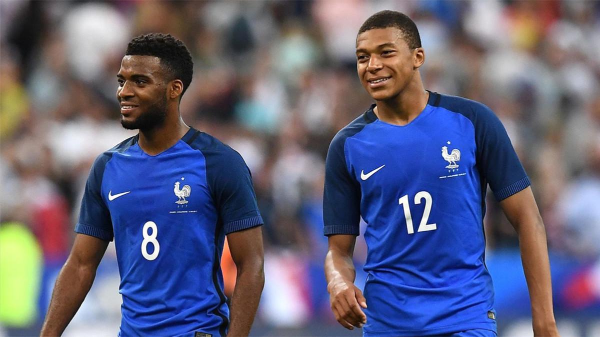 Thomas Lemar (izquierda) y Kylian Mbappe tras el amistoso entre Francia e Inglaterra del pasado 13 de junio de 2017