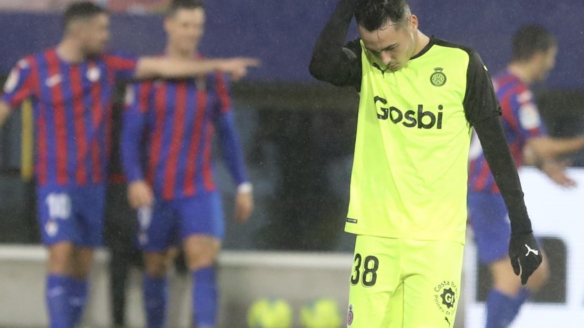 Arnau Martínez, capcot després d&#039;un gol de l&#039;Eibar.