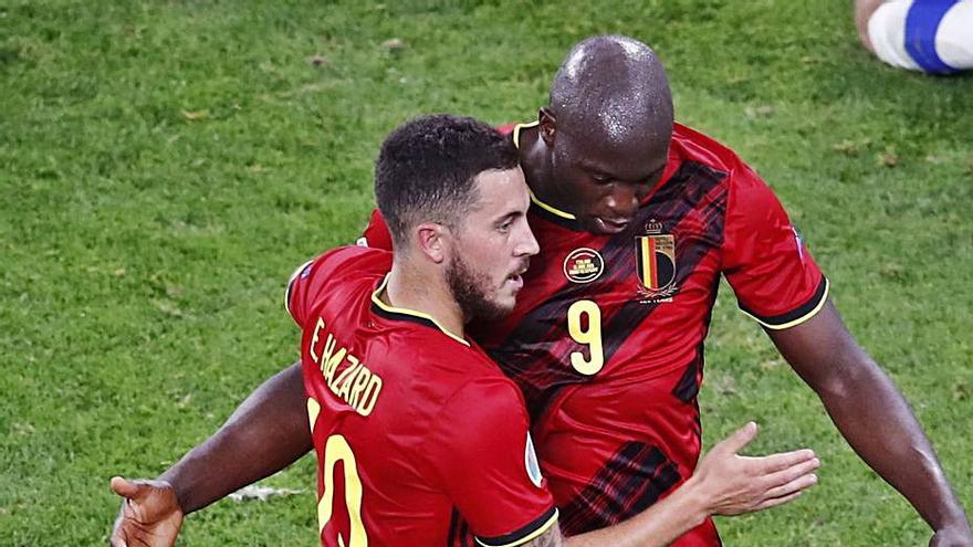 Lukaku i Hazard celebren el segon gol belga. | EFE