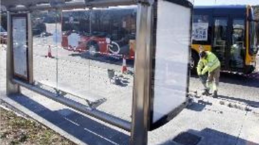 Un operari acabant l&#039;entorn de la nova parada de bus.