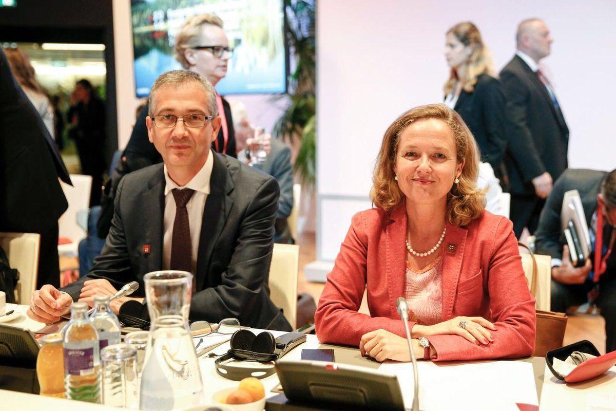 El gobernador del Banco de España, Pablo Hernández de Cos, junto a la vicepresidenta económica, Nadia Calviño. El gobernador del Banco de España, Pablo Hernández de Cos, junto a la vicepresidenta económica, Nadia Calviño.